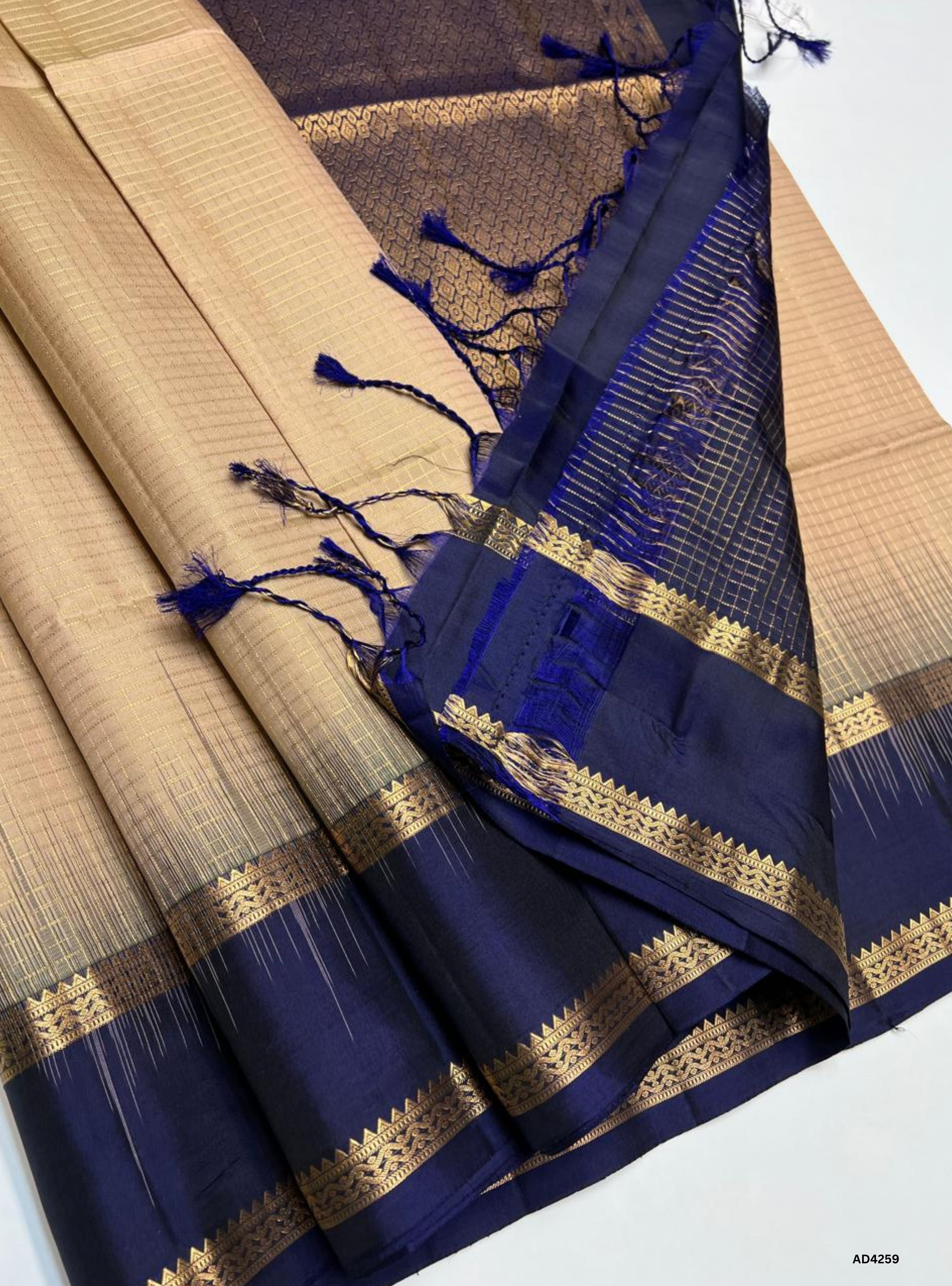 Ivory & Navy blue - Checkerd Retta Pet Saree