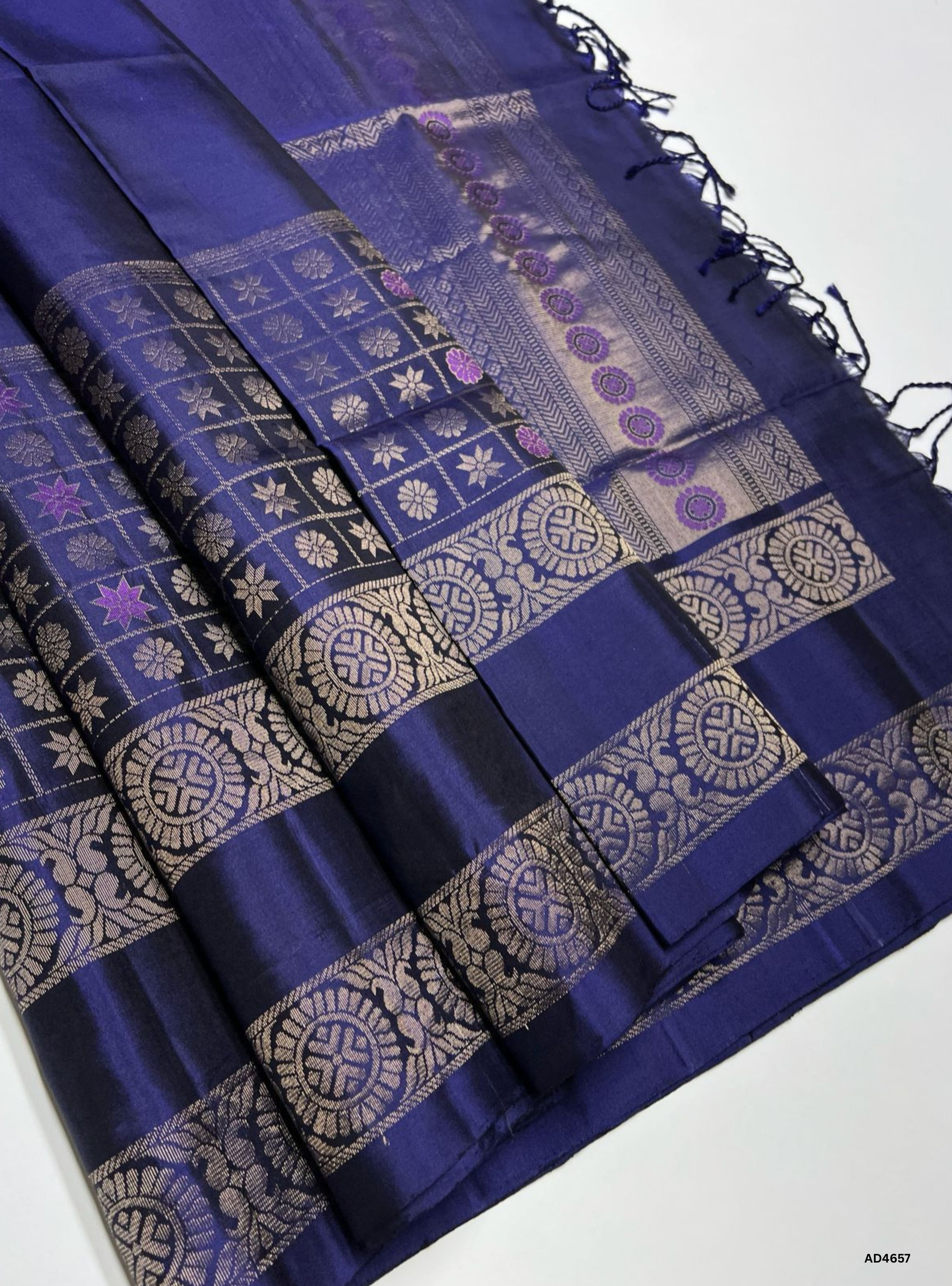 Navy Blue - Checkerd Retta Pet Border Soft Silk Saree