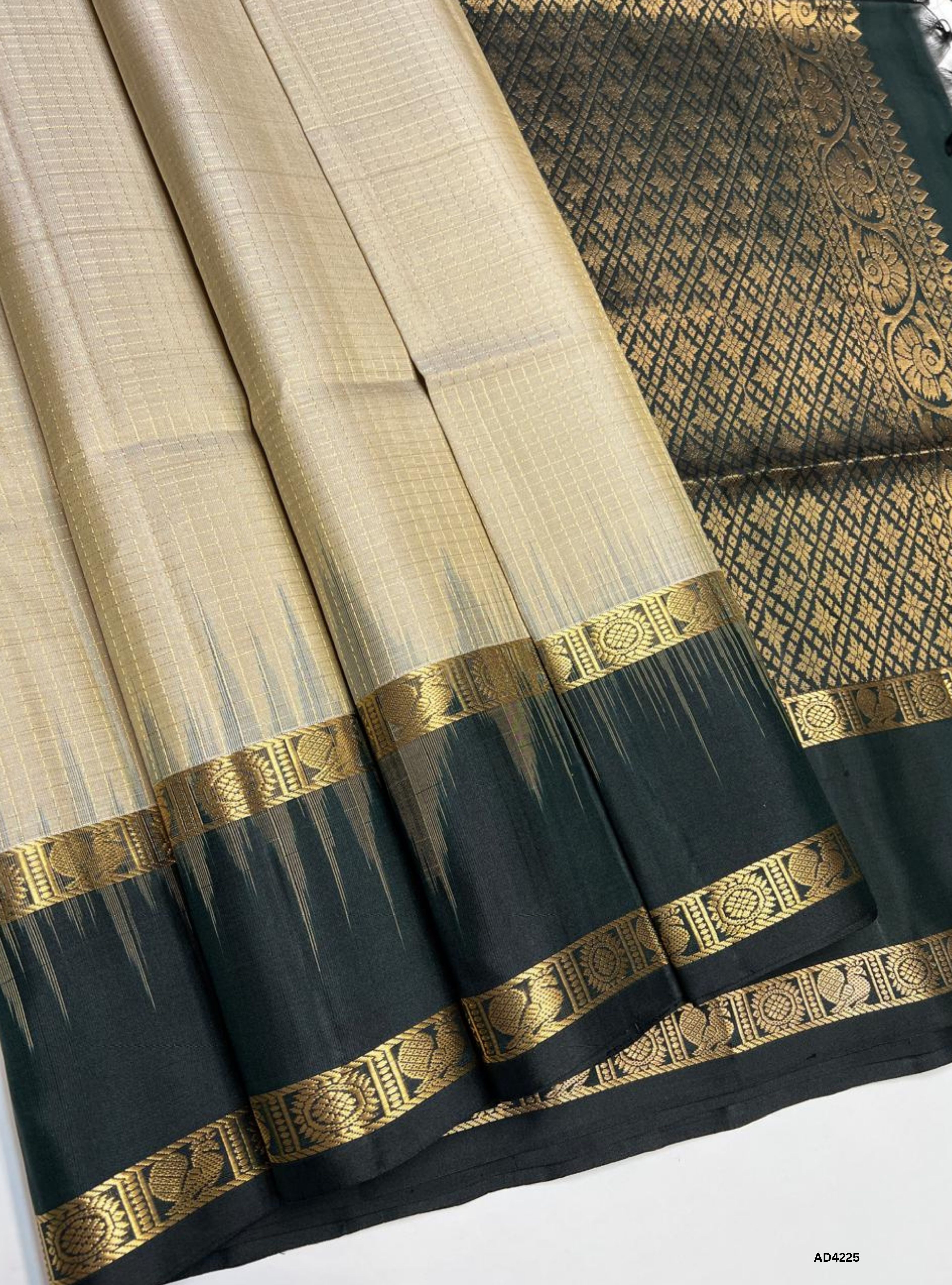 Ivory & Dark Green - Checkerd Retta Pet Saree