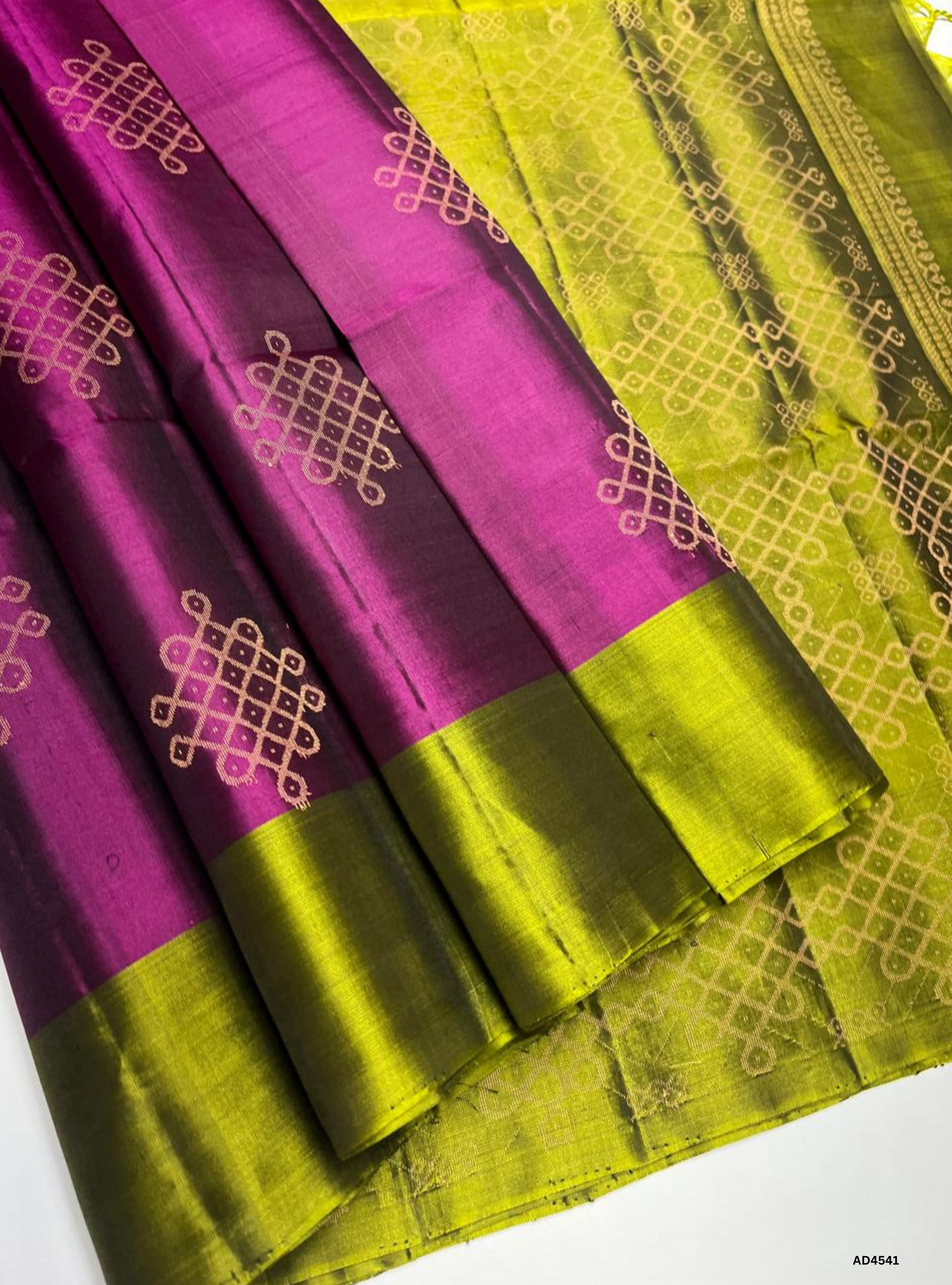 Magenta & Olive Green - Kolam Soft Silk Saree