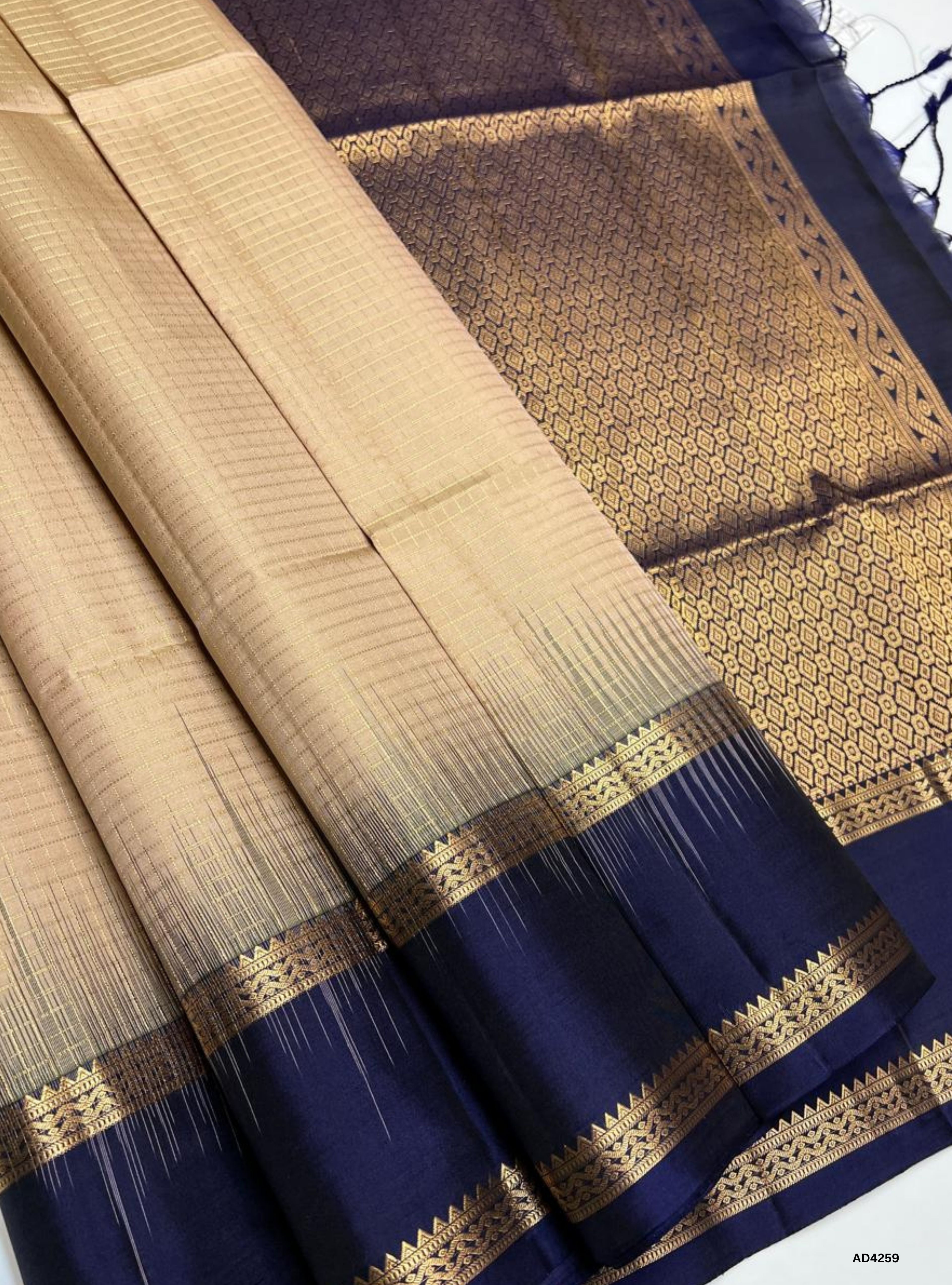 Ivory & Navy blue - Checkerd Retta Pet Saree