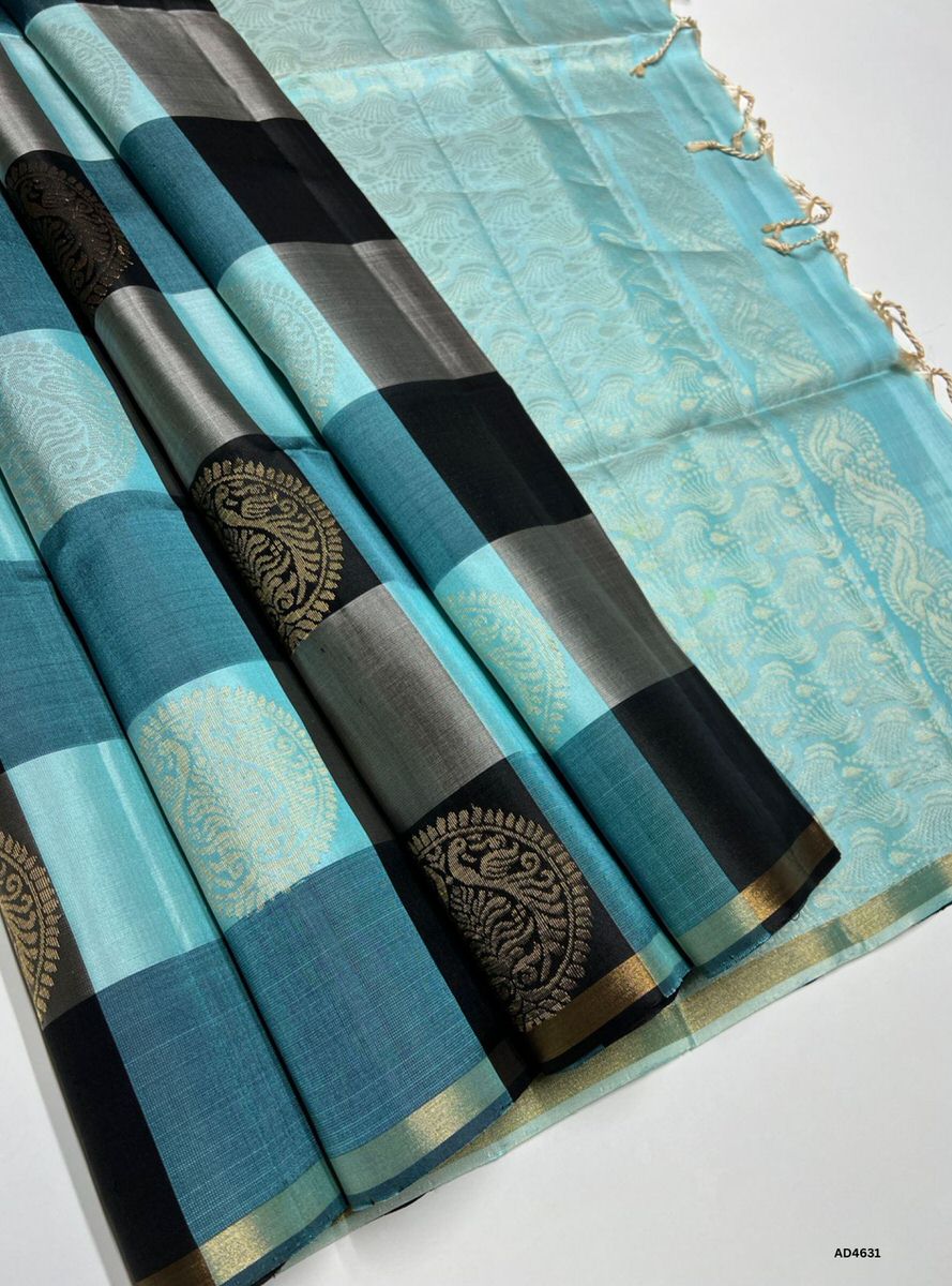 The Aquamarine & Black Pazhum Pazhamum Soft Silk Saree with Half Fine Tested Gold Zari is a radiant handwoven creation that unites serene elegance with bold contrast, making it perfect for weddings, temple ceremonies, and cultural celebrations.