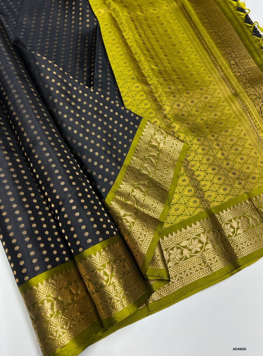 The Black & Green Kanchi Border Soft Silk Saree with 1000 Bhutta and Half Fine Tested Gold Zari is a majestic handwoven creation that unites timeless elegance with festive vibrance, making it perfect for weddings, temple ceremonies, and cultural celebrations.
