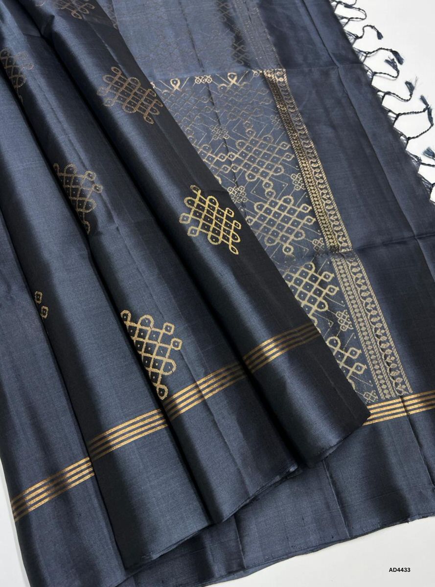 The Dusty Blue Grey Kolam Soft Silk Saree with Pure Gold Zari is a refined handwoven creation that radiates subtle elegance and cultural artistry, making it perfect for weddings, temple ceremonies, and festive occasions.
