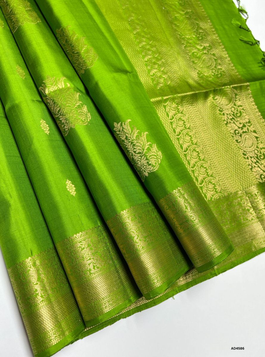The Green Kanchi Border Soft Silk Saree with Pure Gold Zari is a radiant handwoven creation that symbolizes prosperity, devotion, and timeless elegance, making it perfect for weddings, temple ceremonies, and festive occasions.