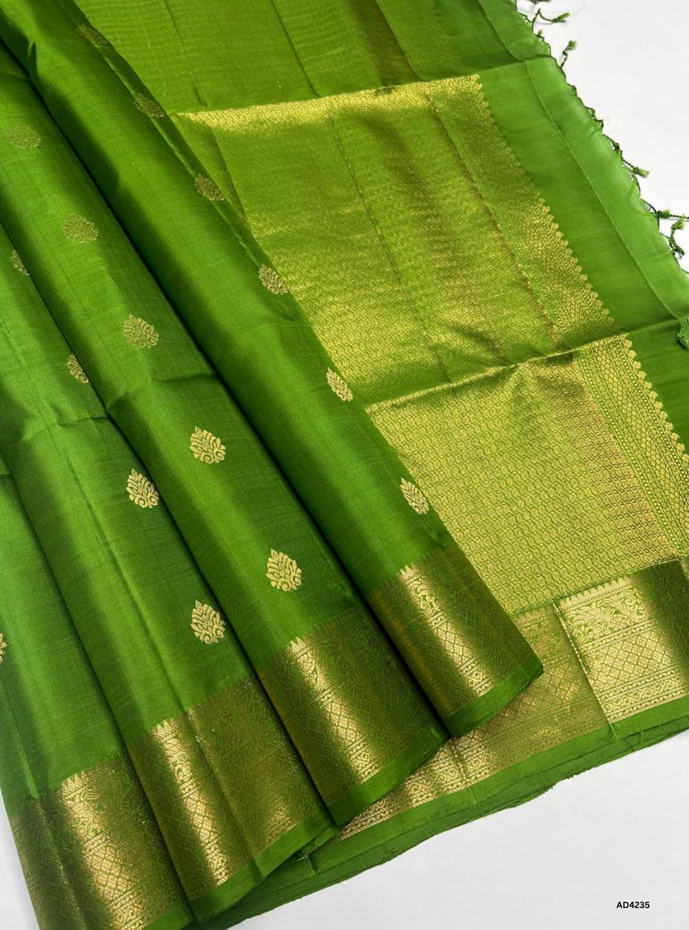 The Green Kanchi Border Soft Silk Saree is a timeless handwoven creation that radiates auspicious charm and cultural richness. The green shade symbolizes prosperity, devotion, and festive vibrance, while the traditional Kanchi border enriched with pure gold zari elevates its heritage appeal. With its lustrous drape and coordinated blouse, this saree is perfect for weddings, temple ceremonies, and cultural gatherings. A classic piece of artistry, it blends jewel‑tone vibrance with the grandeur of Kanchipuram