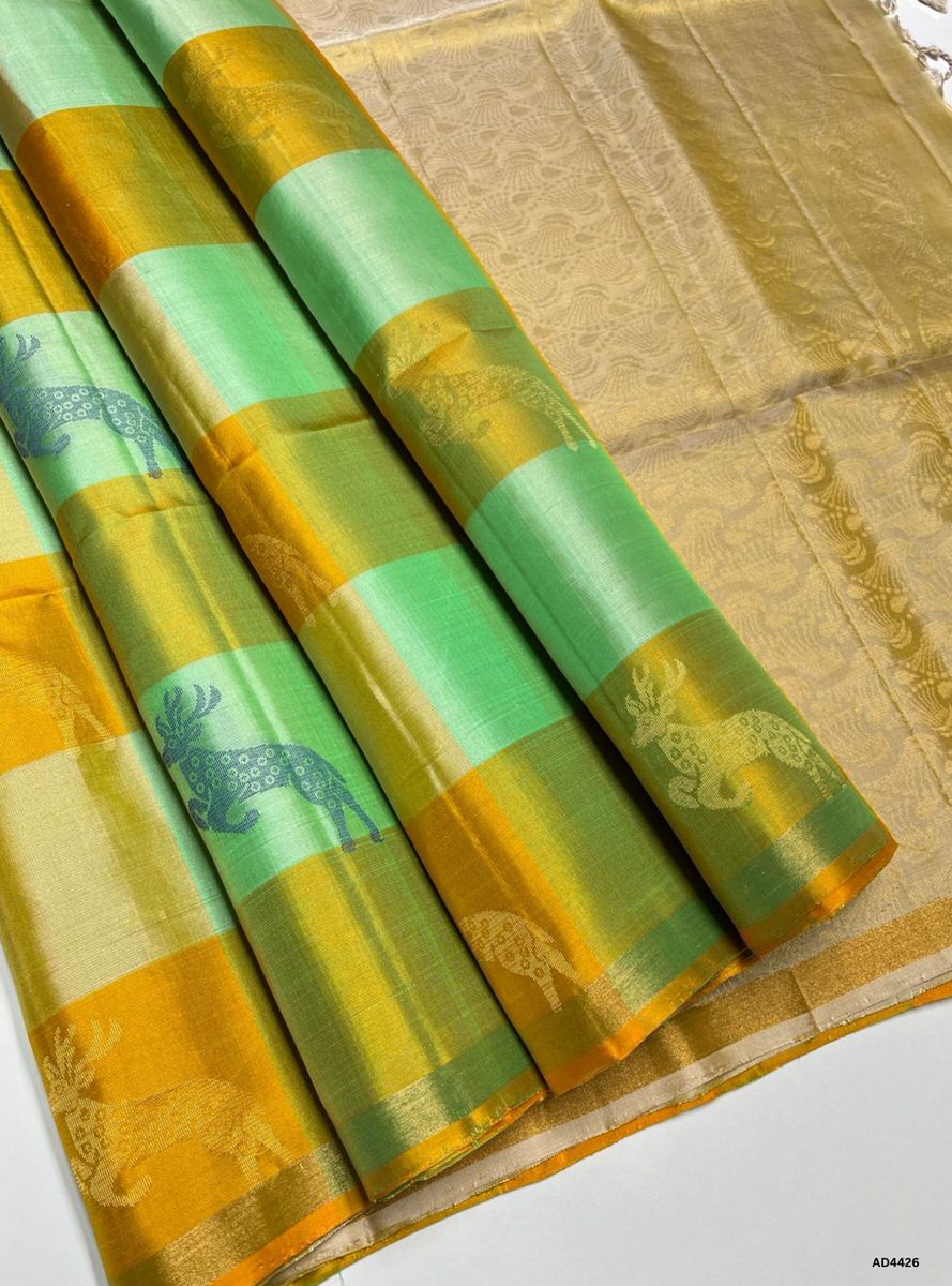 The Pista Green & Beige Pazhum Pazhamum Soft Silk Saree with Half Fine Tested Gold Zari is a graceful handwoven creation that unites refreshing vibrance with understated elegance, making it ideal for weddings, temple ceremonies, and festive occasions.