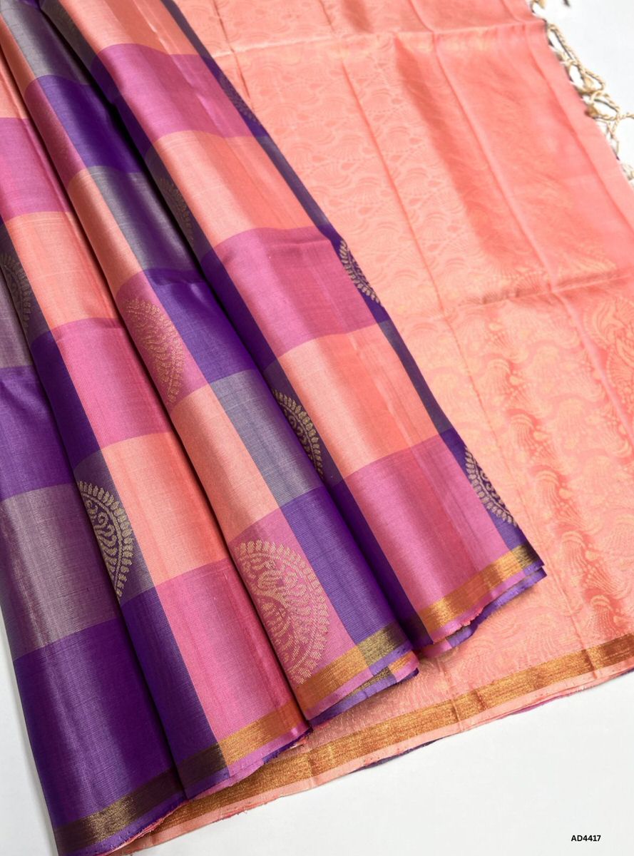 The Purple & Peach Pazhum Pazhamum Soft Silk Saree with Half Fine Tested Gold Zari is a regal handwoven creation that unites majestic vibrance with gentle elegance, making it ideal for weddings, temple ceremonies, and festive occasions.