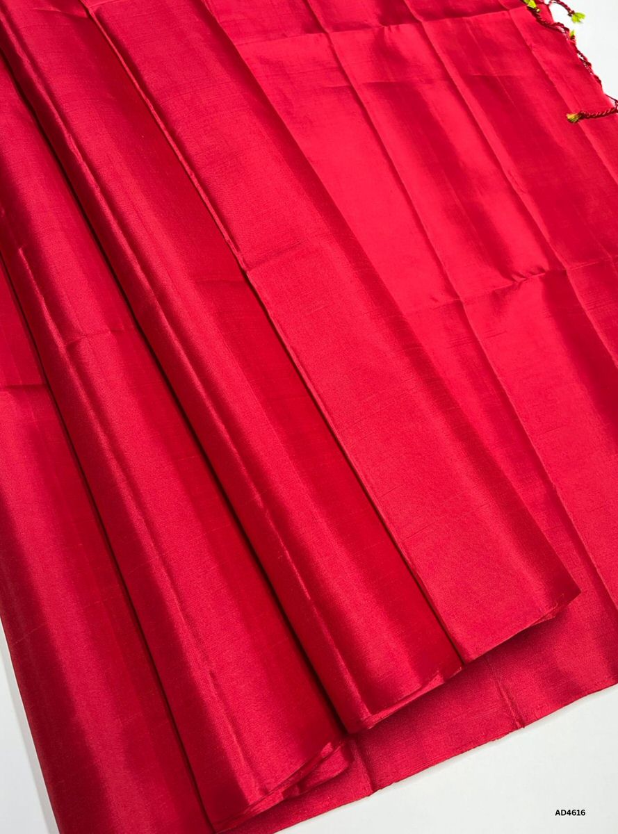 The Red Plain Soft Silk Saree with Pure Gold Zari is a timeless handwoven creation that radiates simplicity, grace, and cultural richness, making it ideal for weddings, temple ceremonies, and festive occasions.