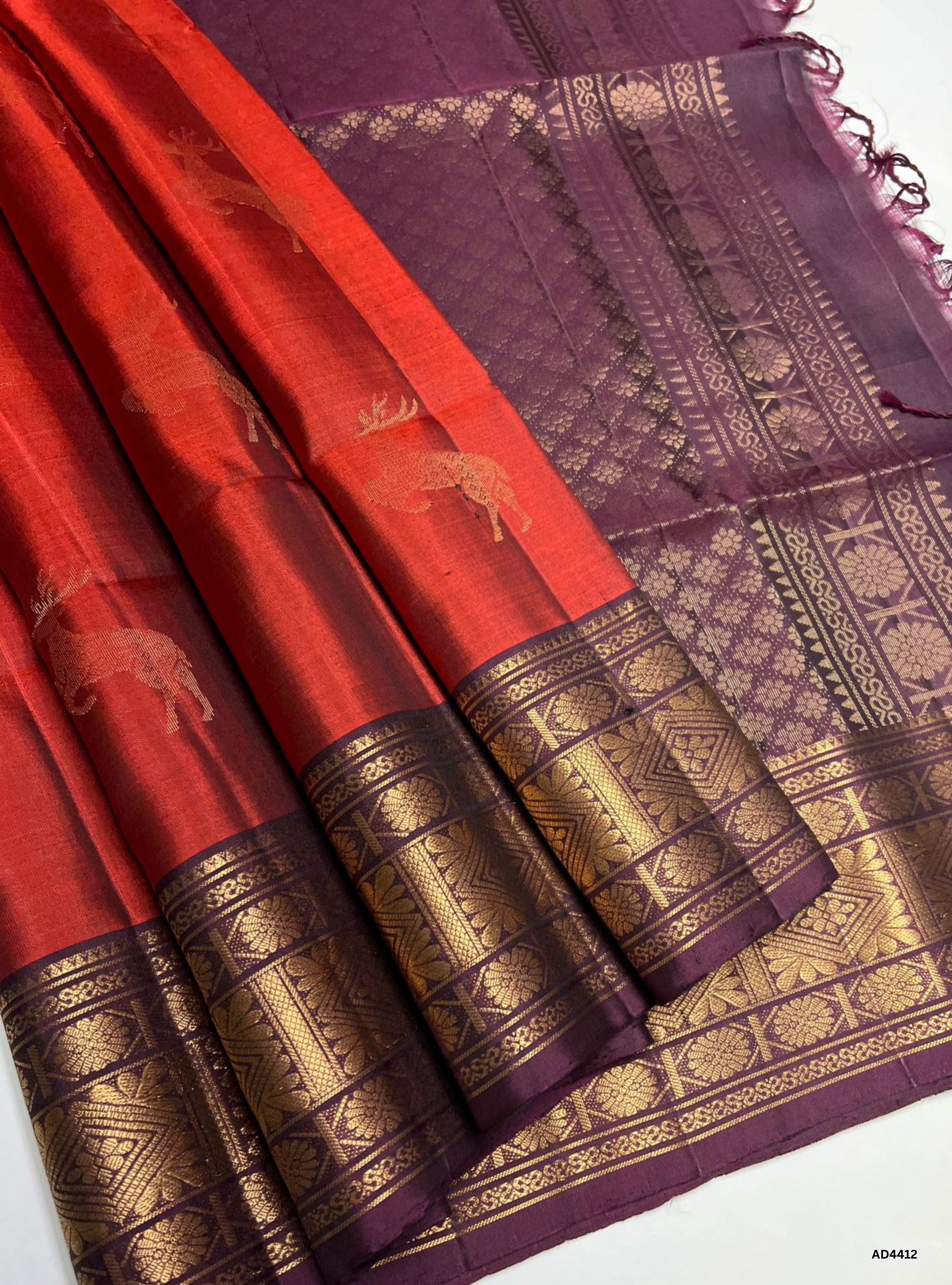 The Rust & Burgundy Kanchi Border Soft Silk Saree with Half Fine Tested Gold Zari is a dual‑tone handwoven creation that unites earthy warmth with regal richness, making it a perfect choice for weddings, festive occasions, and cultural ceremonies.
