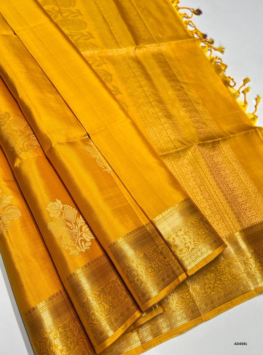 The Yellow Kanchi Border Soft Silk Saree with Pure Gold Zari is a radiant handwoven creation that symbolizes prosperity, auspiciousness, and festive brilliance, making it perfect for weddings, temple ceremonies, and cultural occasions.