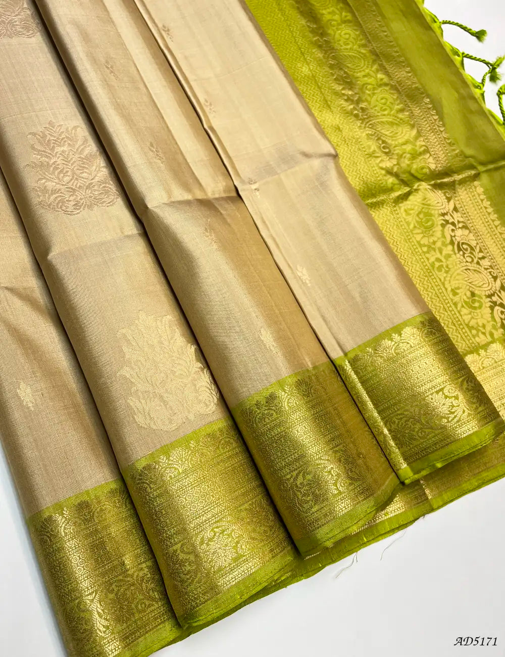 Beige & Parrot Green - Kanchi Border Soft Silk Saree Pallu View