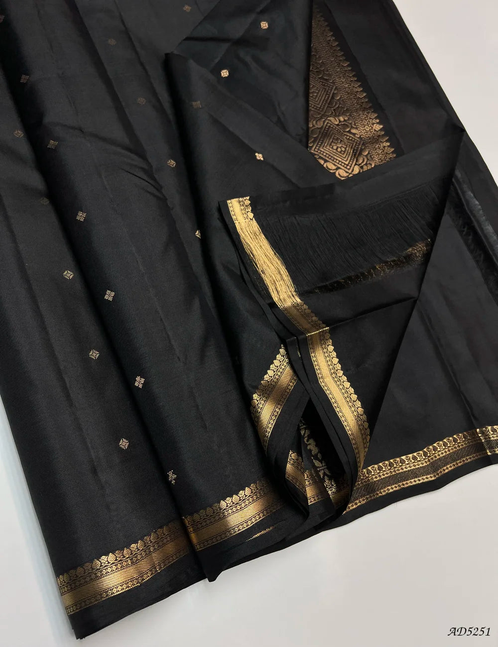 Black - Kanchi Border Soft Silk Saree Pallu View