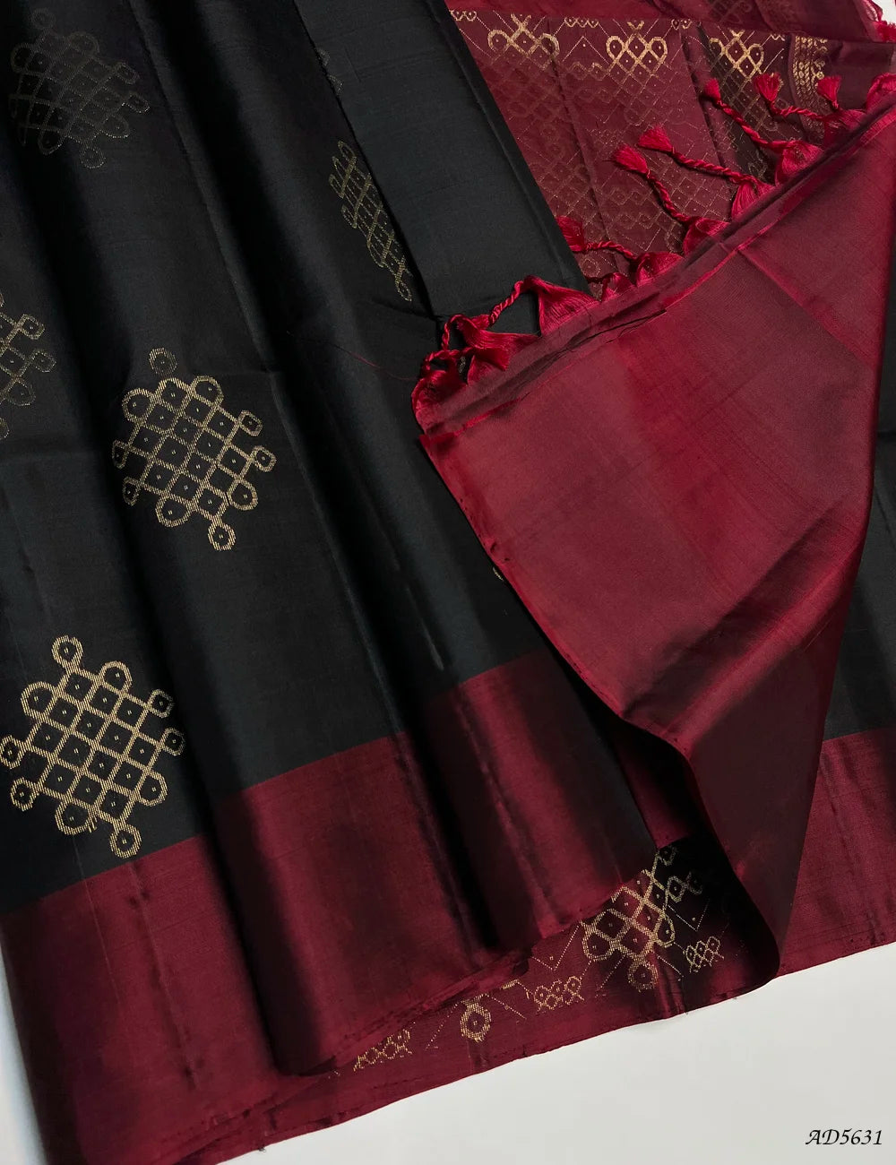 Black & Maroon - Kolam Soft Silk Saree Pallu View