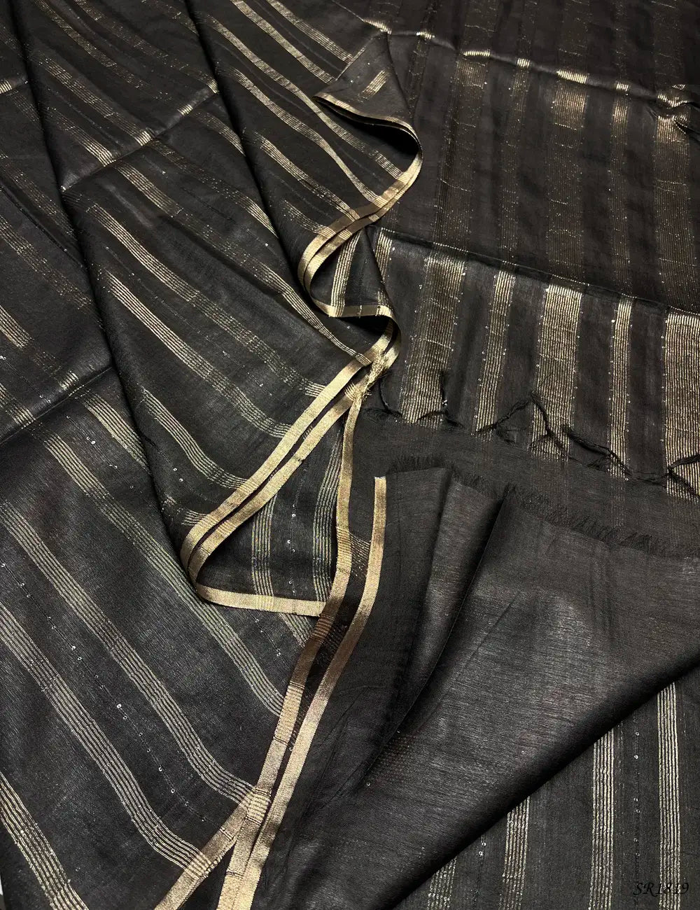 Black - Moonga Silk Saree Pallu View
