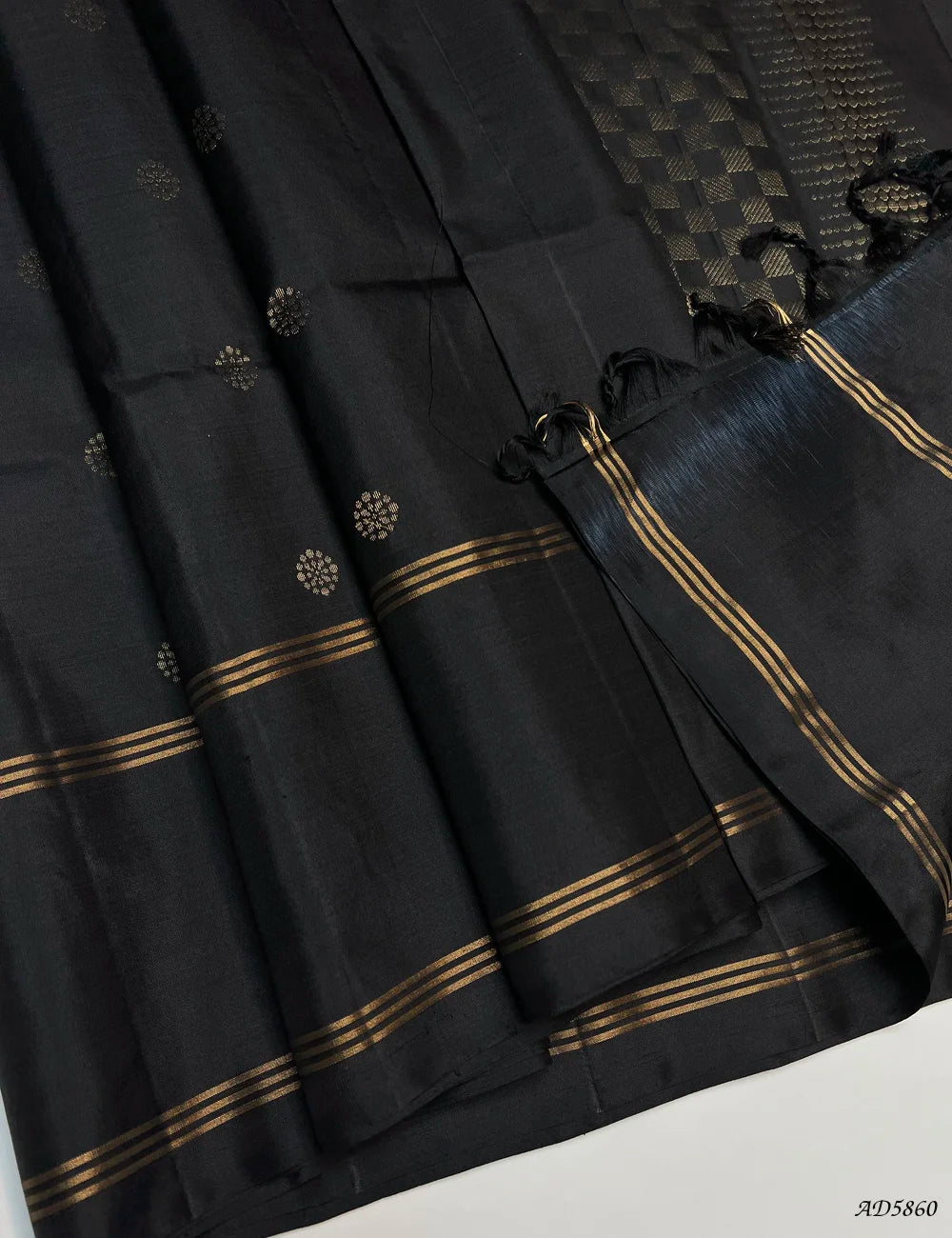 Black - Soft Silk Saree Pallu View