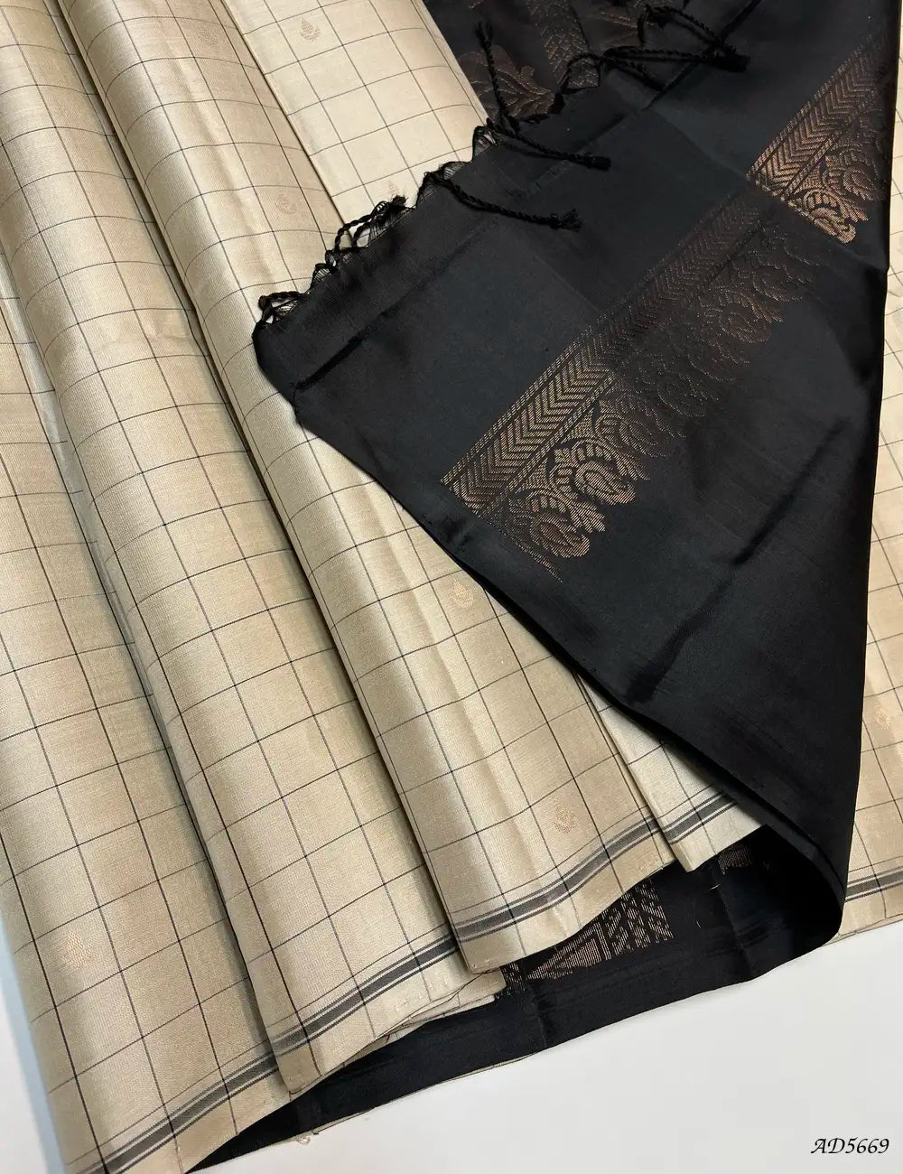 Coffee Cream & Black - Checkerd Soft Silk Saree Pallu View