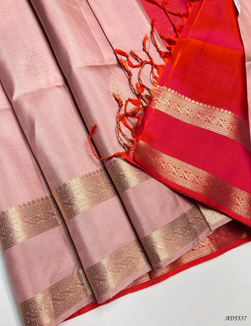 Cream & Orangish Pink - Retta Pet Border soft Silk Saree Pallu View