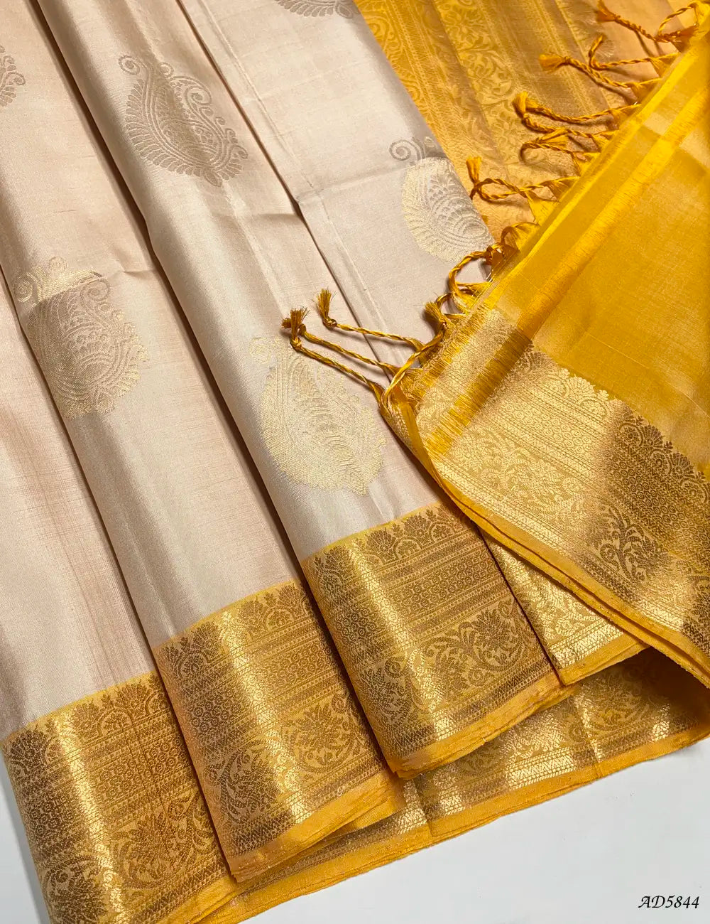 Cream & Yellow - Kanchi Border Soft Silk Saree Pallu View