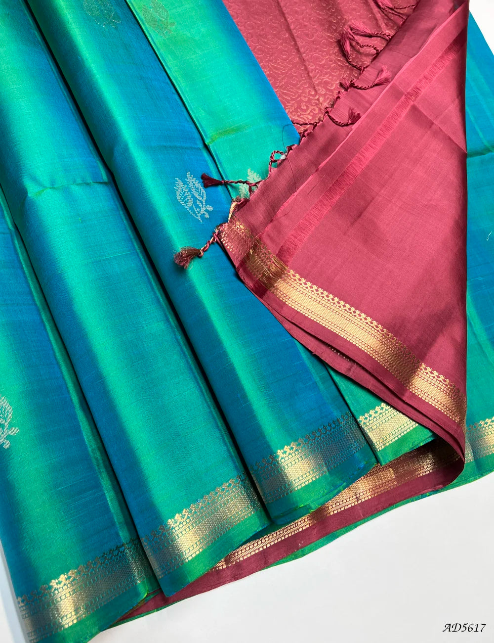 Dual Tone Green & Dark Peach Pink - Kanchi Border Soft Silk Saree Pallu View