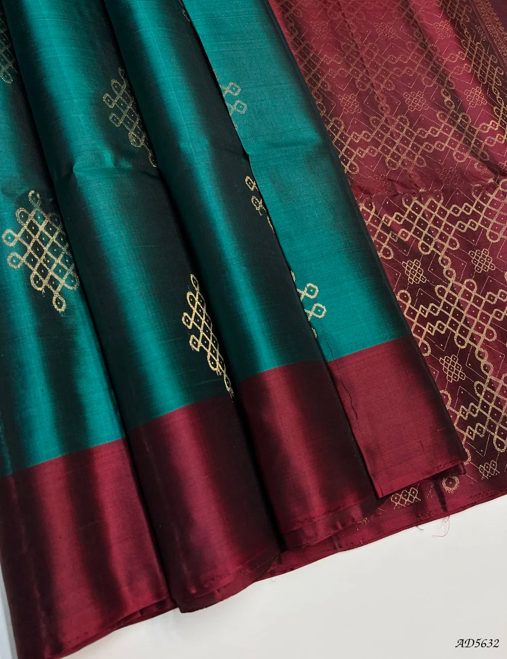 Emareled Green & Maroon - Kolam Soft Silk Saree Front View