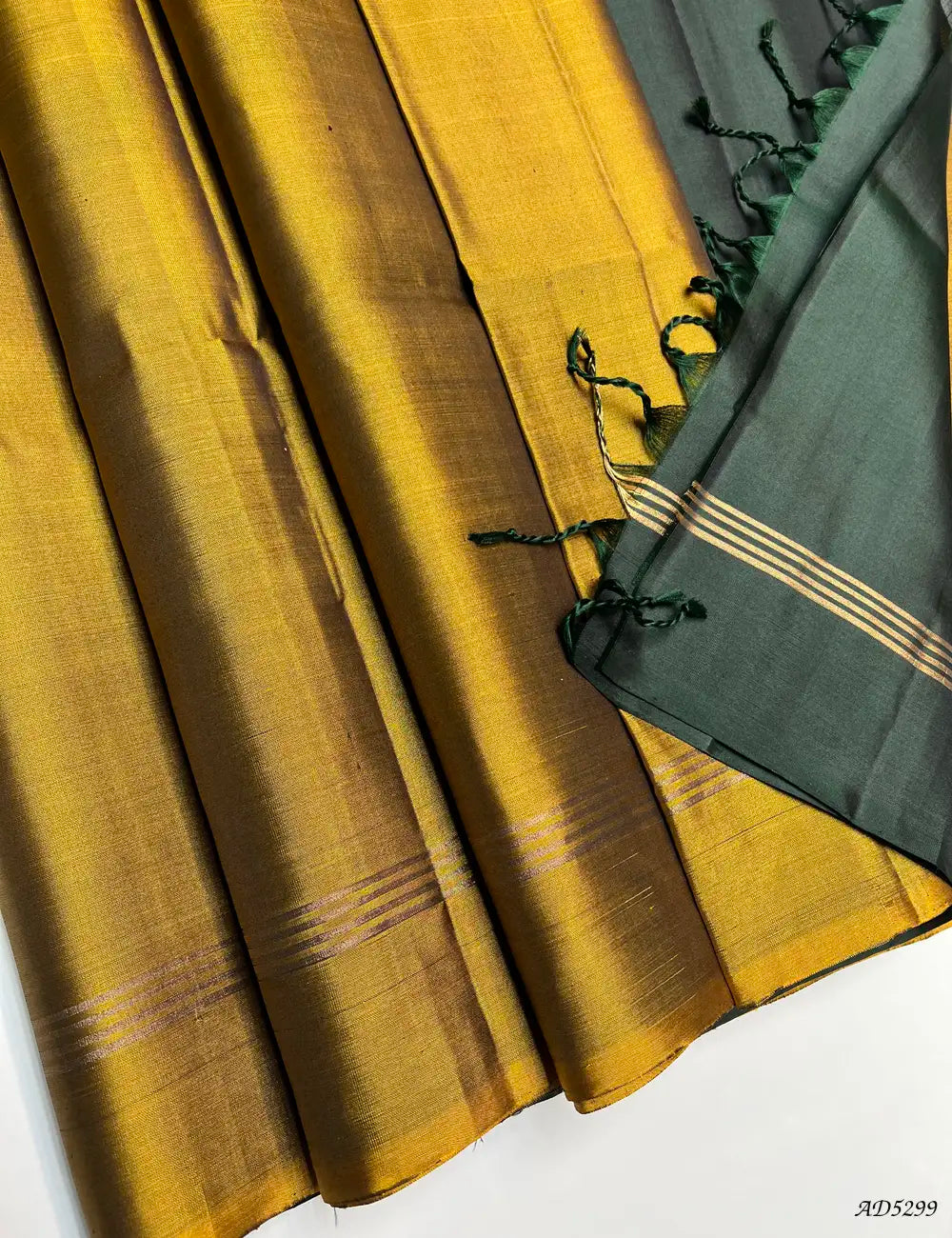 Fenugreek & Dark Green - Contrast Plain Soft Silk Saree Pallu View