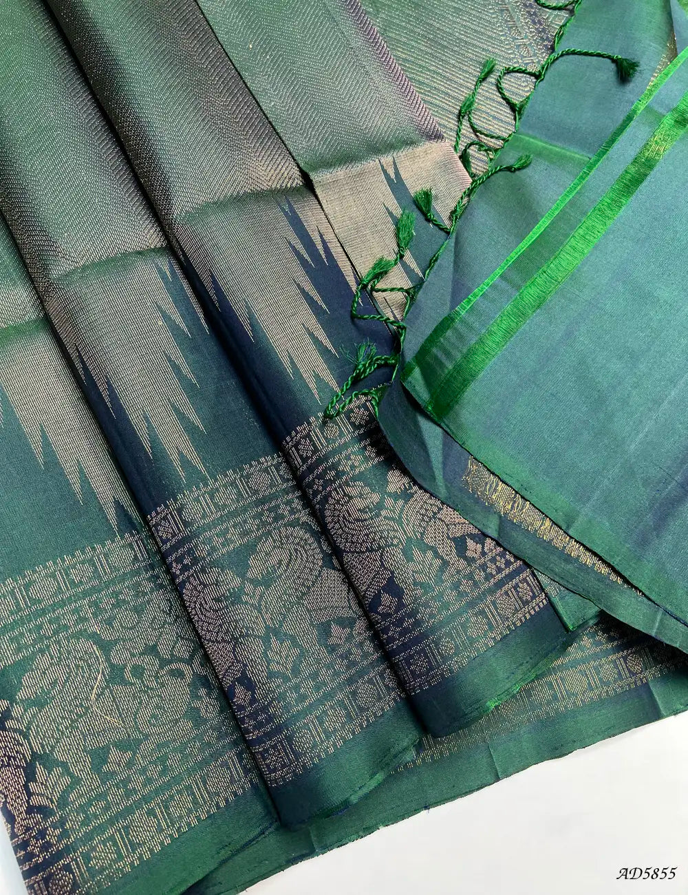 Green - Temple Border Soft Silk Saree Pallu View