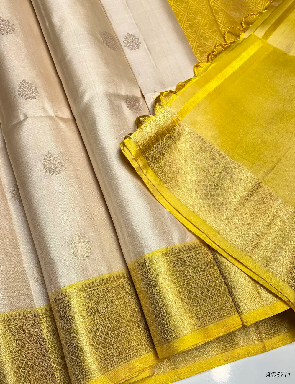 Half White & Yellow - Kanchi Border Soft Silk Saree Pallu View