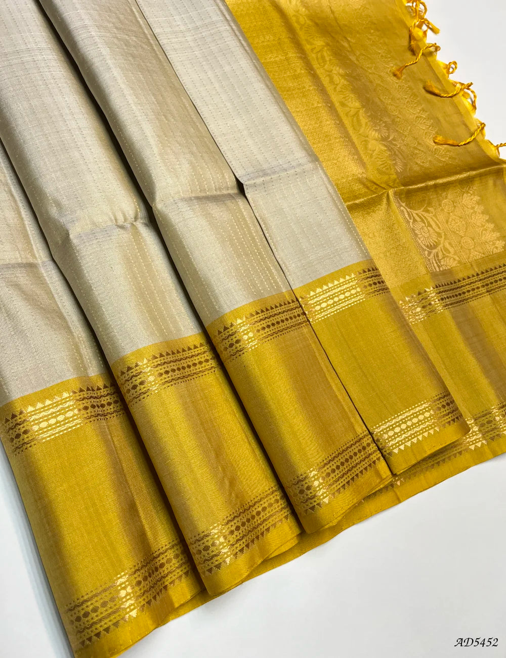 Ivory & Yellow - Vairaoosi X Retta Pet Soft Silk Saree Pallu View