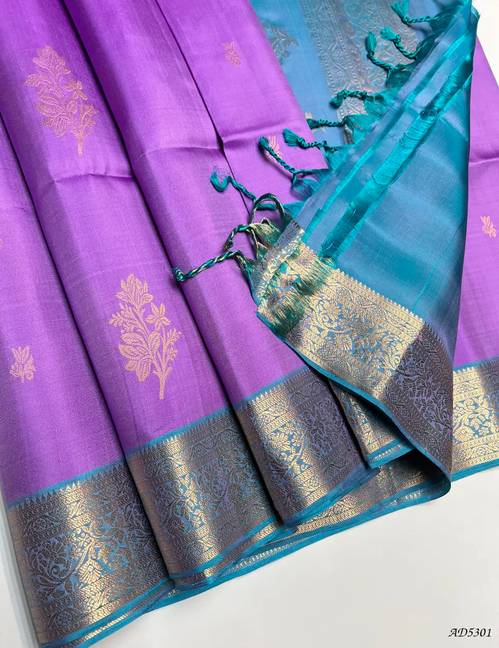 Lavender & Rama Blue - Kanchi Border Soft Silk Saree Pallu View