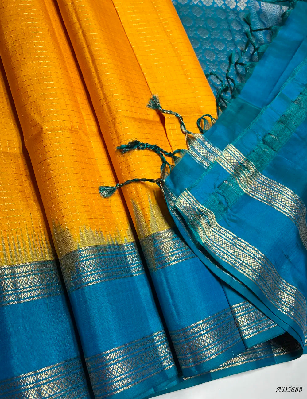 Mango Yellow & Rama Blue - Checkerd Retta Pet Border Soft Silk Saree Pallu View