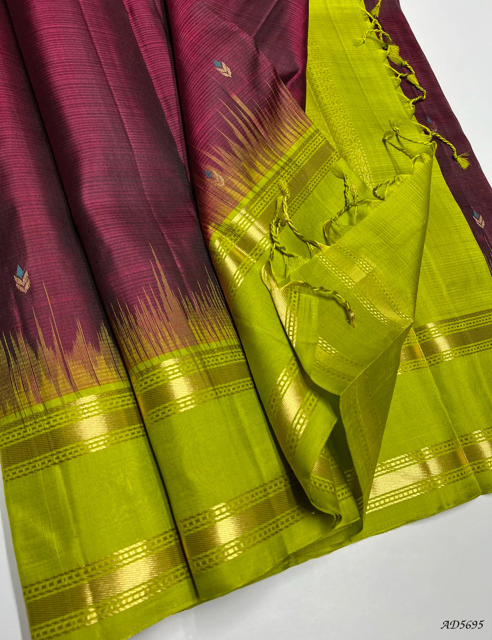 Maroon & Parrot Green - Retta Pet Border Soft Silk Saree Pallu View