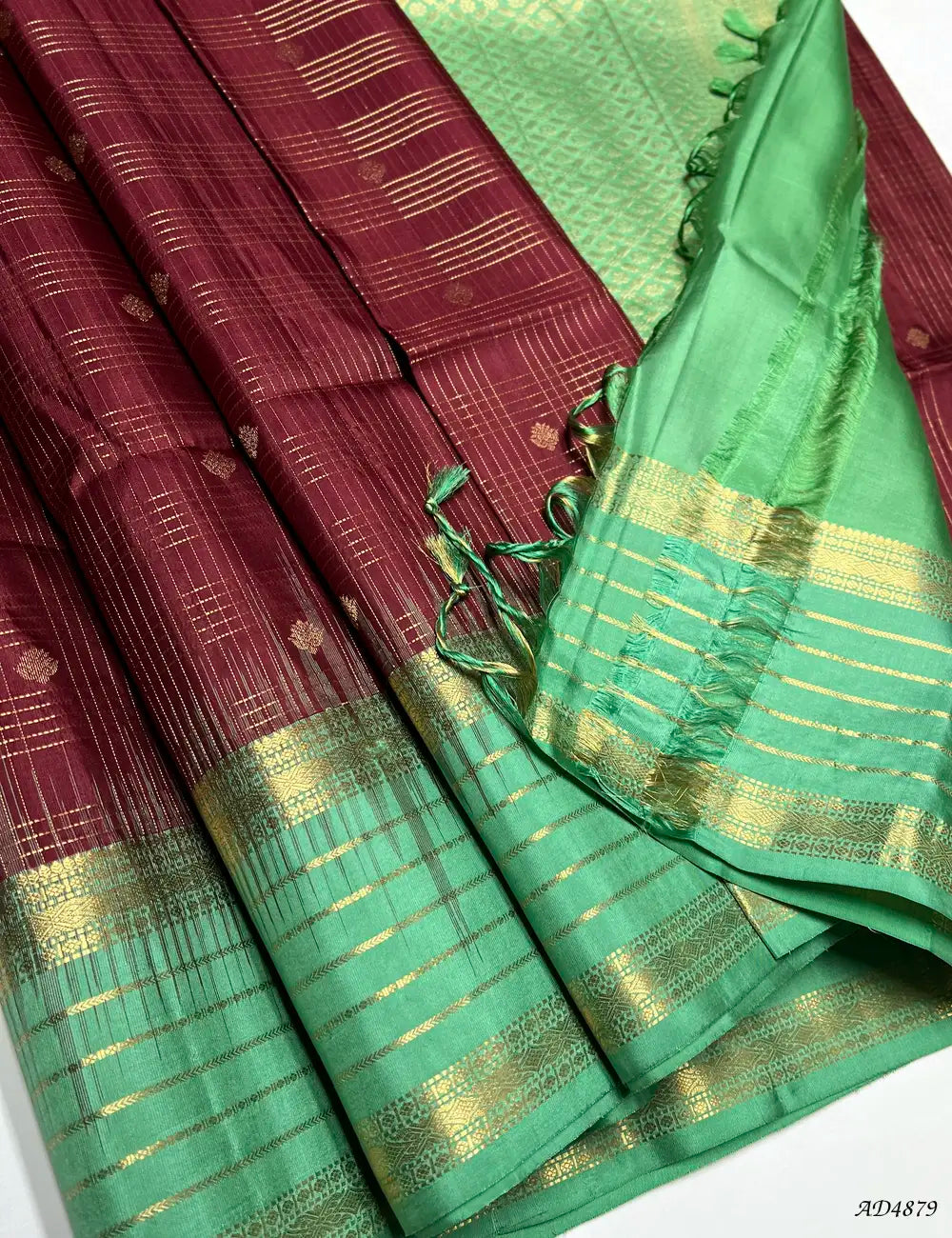 Maroon & Pint Green - Retta Pet Border Saree Pallu View