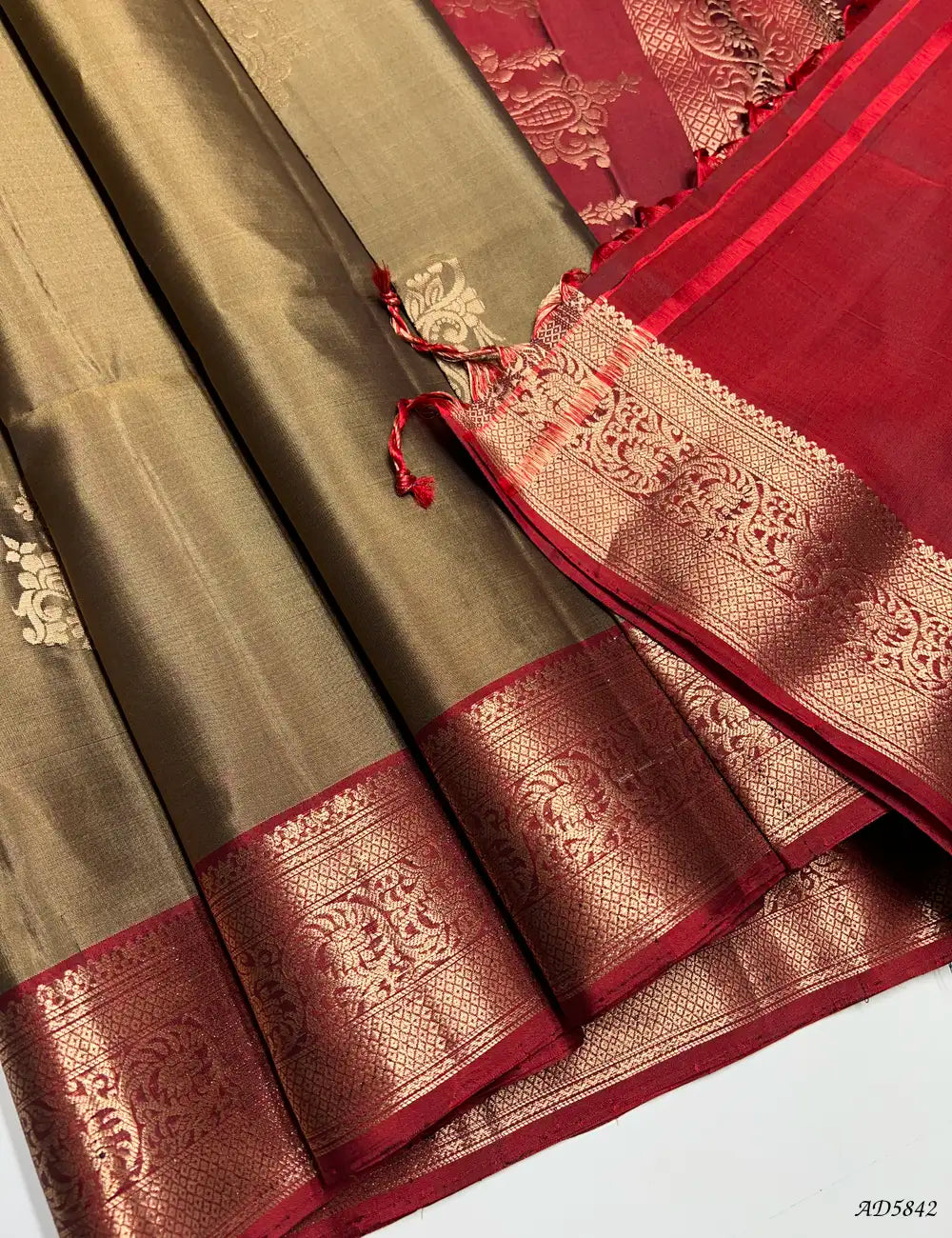 Wooden Brown & Maroon - Kanchi Border Soft Silk Saree Pallu View