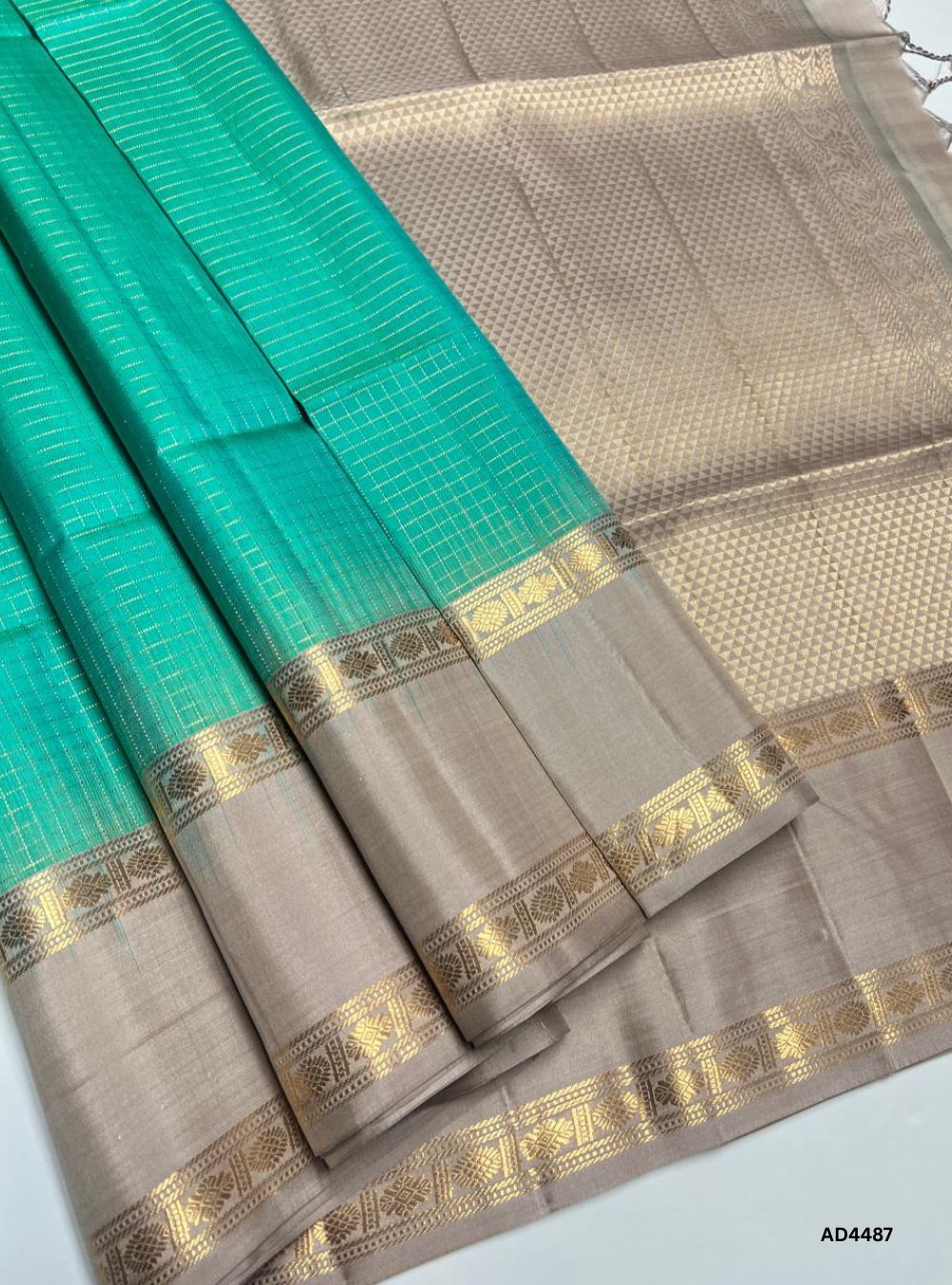 Sea Green & Beige - Checkerd Retta Pett Saree