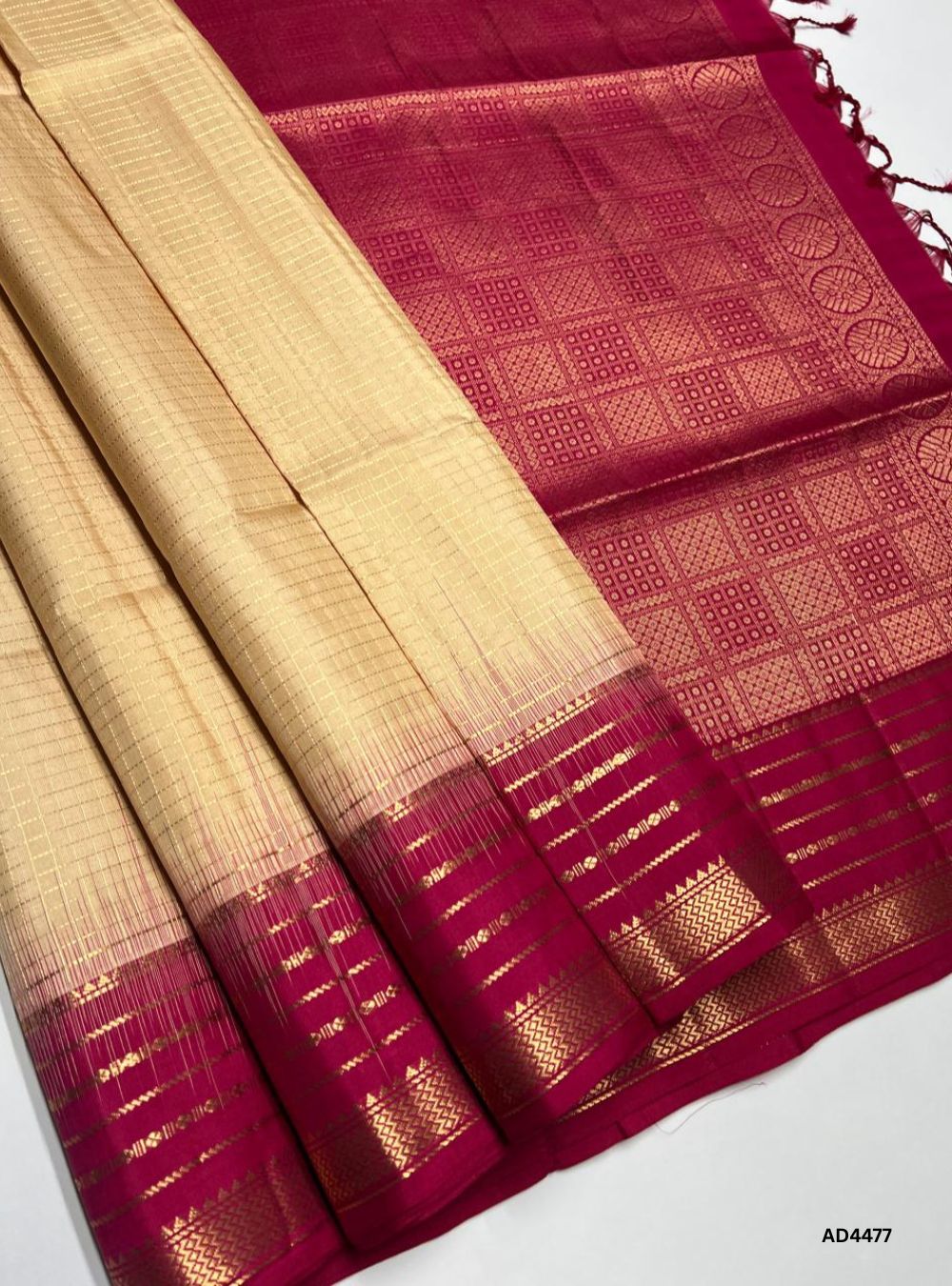 Cream & Red - Checkerd Retta Pett Saree