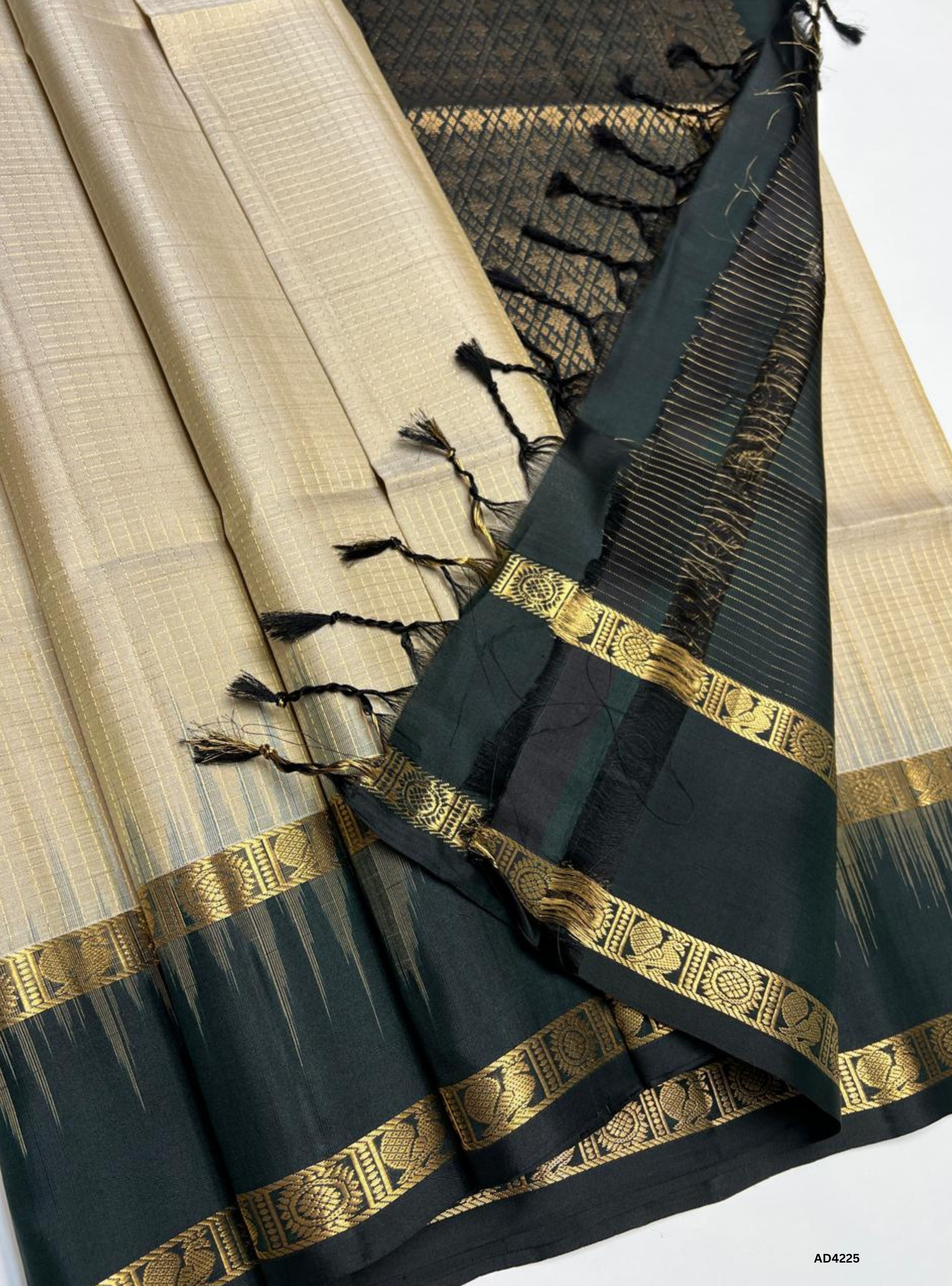 Ivory & Dark Green - Checkerd Retta Pet Saree