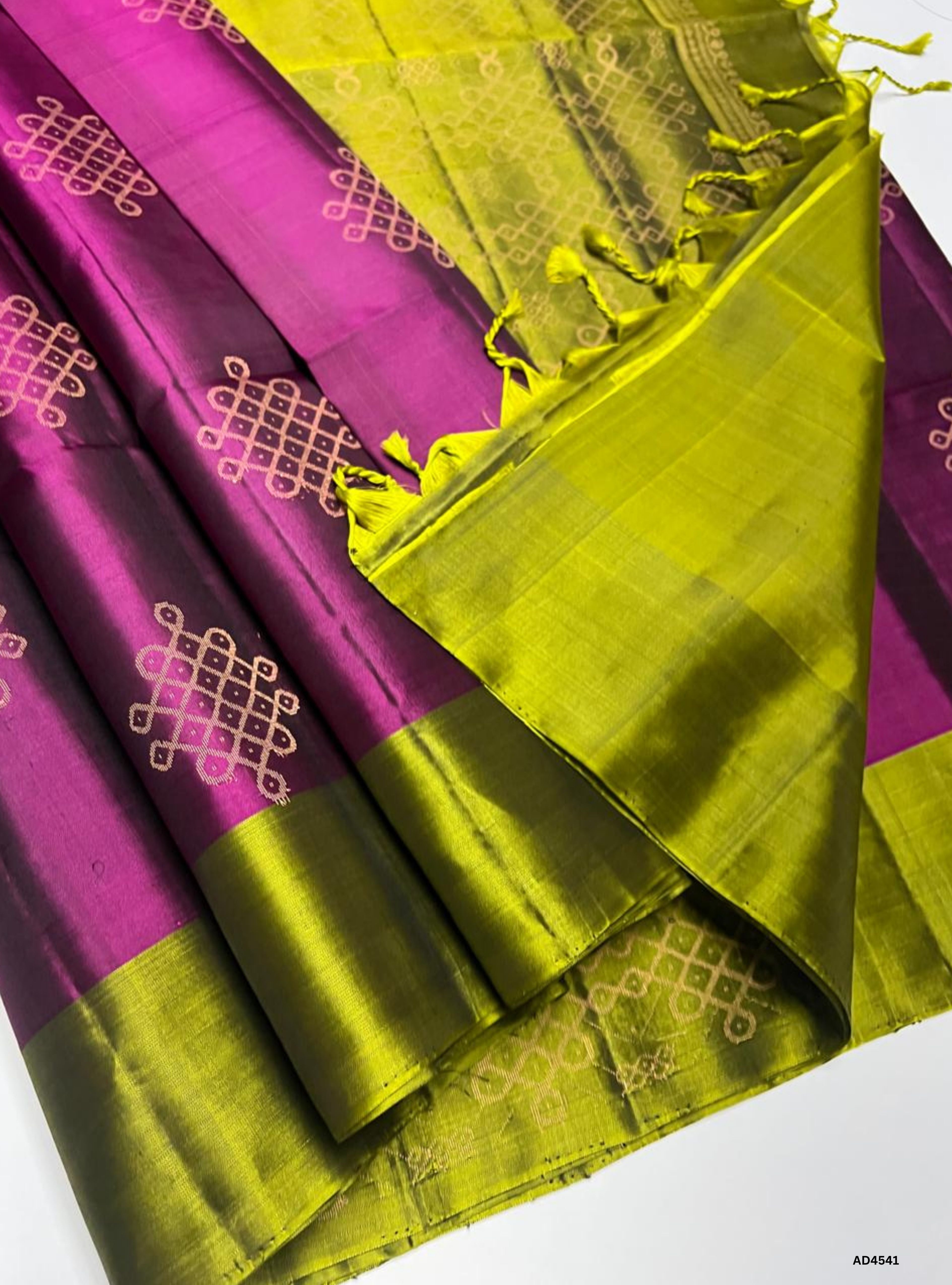 Magenta & Olive Green - Kolam Soft Silk Saree