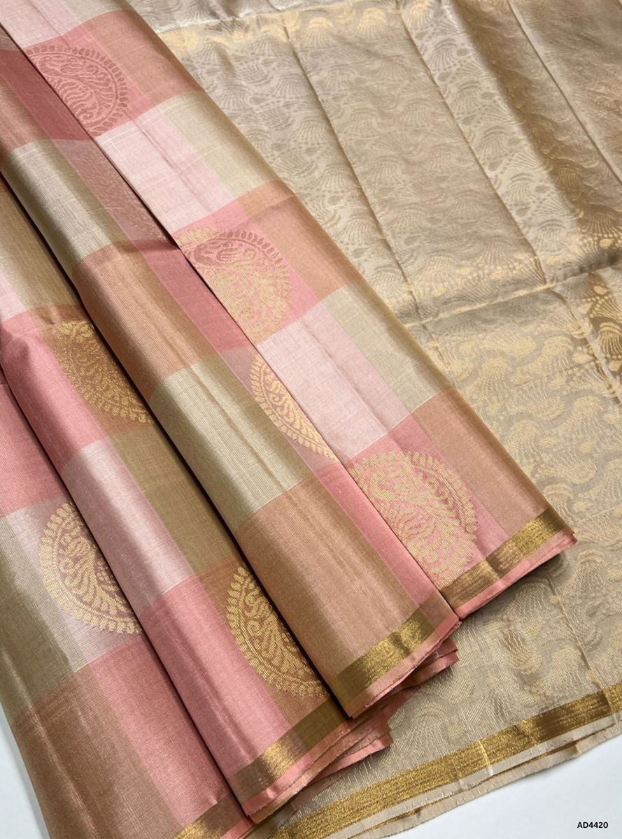 The Pink & Beige Pazhum Pazhamum Soft Silk Saree with Half Fine Tested Gold Zari is a graceful handwoven creation that unites youthful vibrance with understated elegance, making it ideal for weddings, temple ceremonies, and festive occasions.