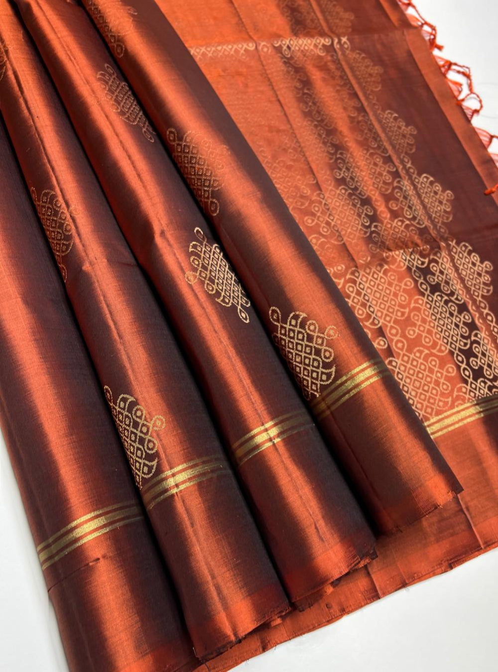 The Rust Kolam Soft Silk Saree with Pure Gold Zari is a radiant handwoven creation that unites earthy vibrance with cultural richness, making it perfect for weddings, temple ceremonies, and festive occasions.