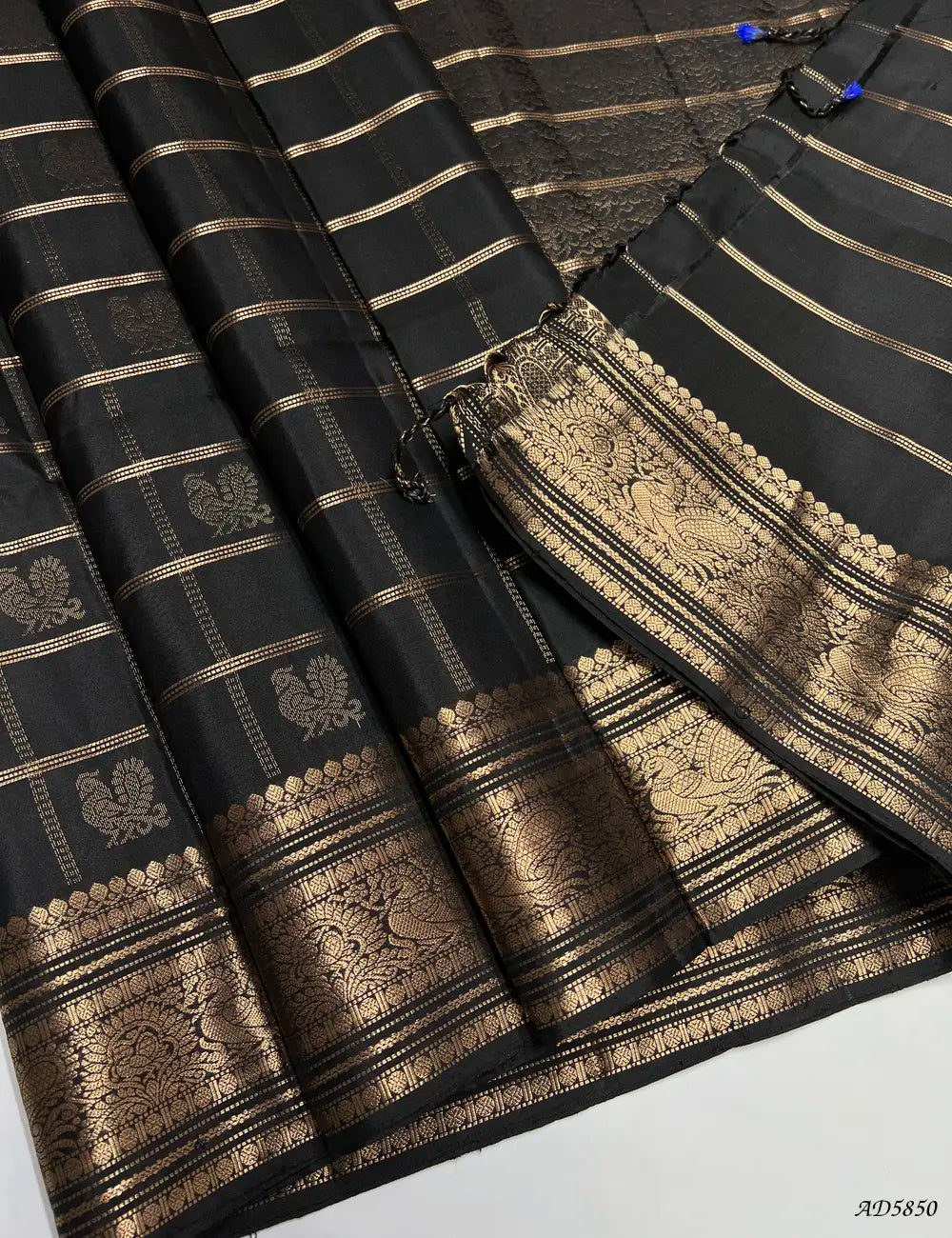 Black - Checkerd X Kanchi Border Soft Silk Saree Pallu View