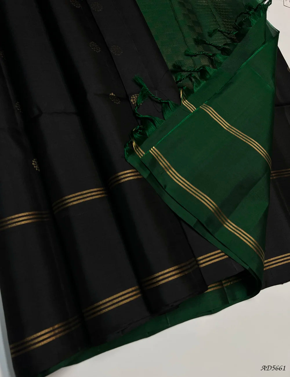 Black & Green - Soft Silk Saree Pallu View