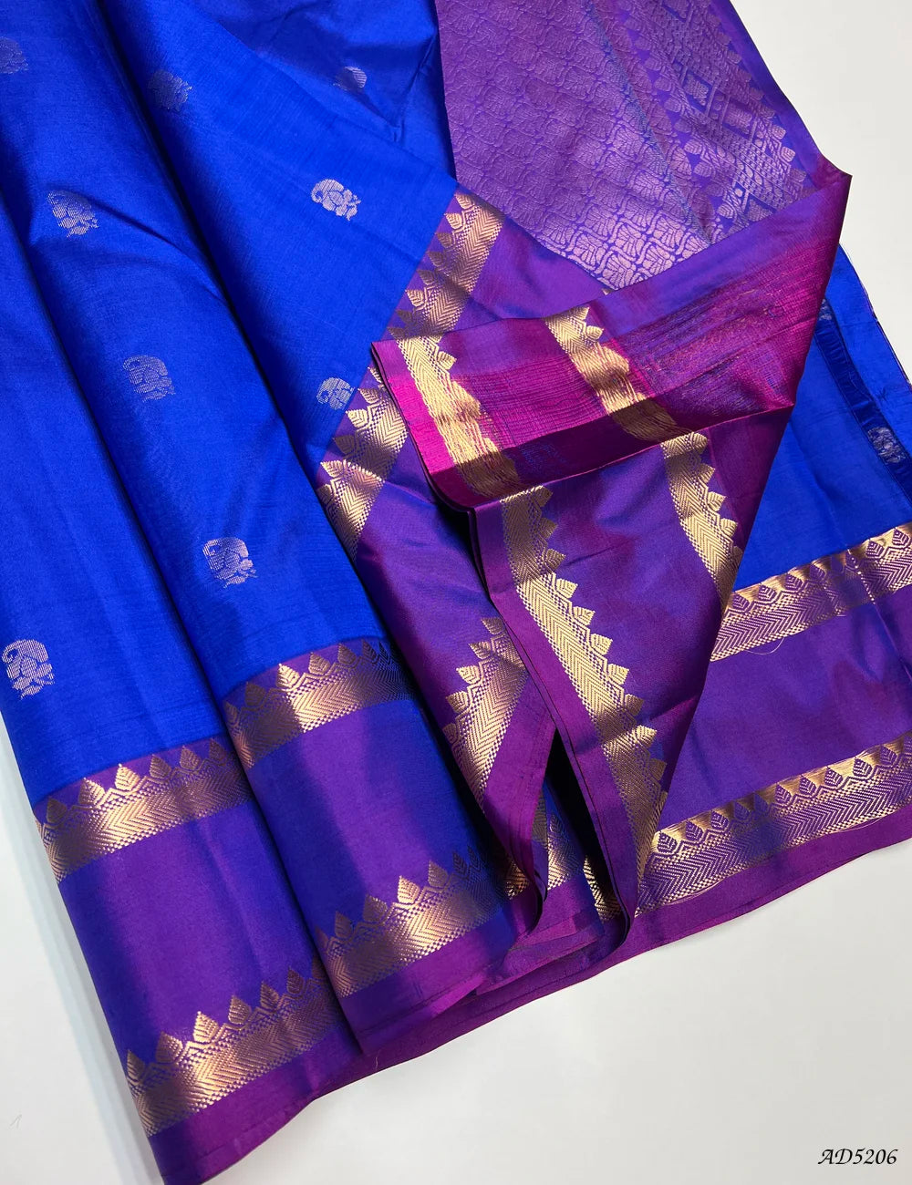 Blue & Purple - Retta Pet Border Soft Silk Saree Pallu View
