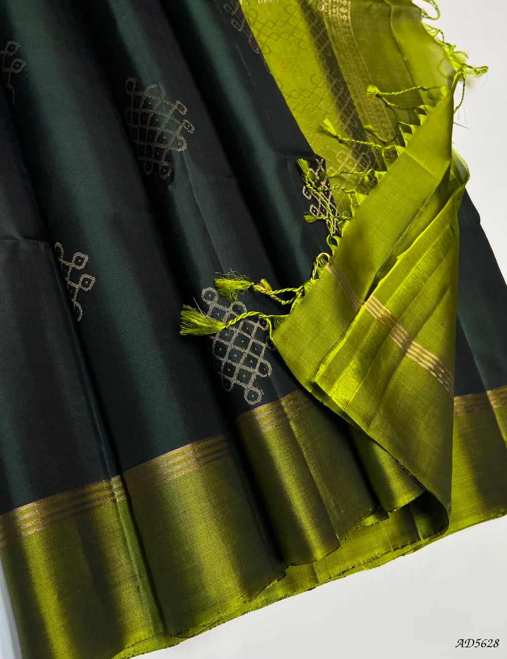Bottle Green & Moss Green - Kolam Soft Silk Saree Pallu View