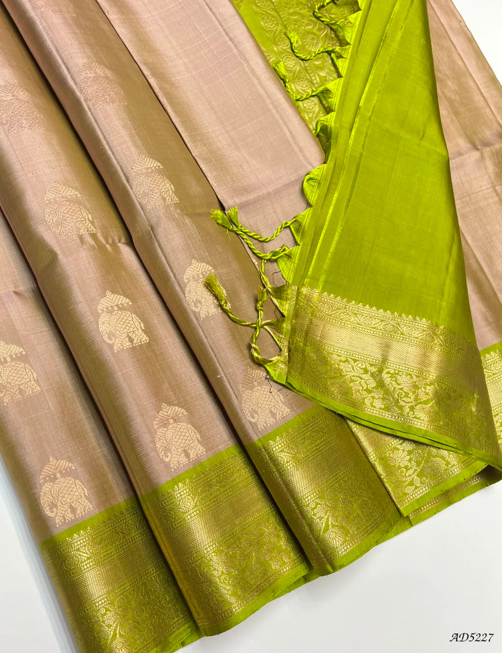 Cream & Parrot Green - Kanchi Border Soft Silk Saree Pallu View