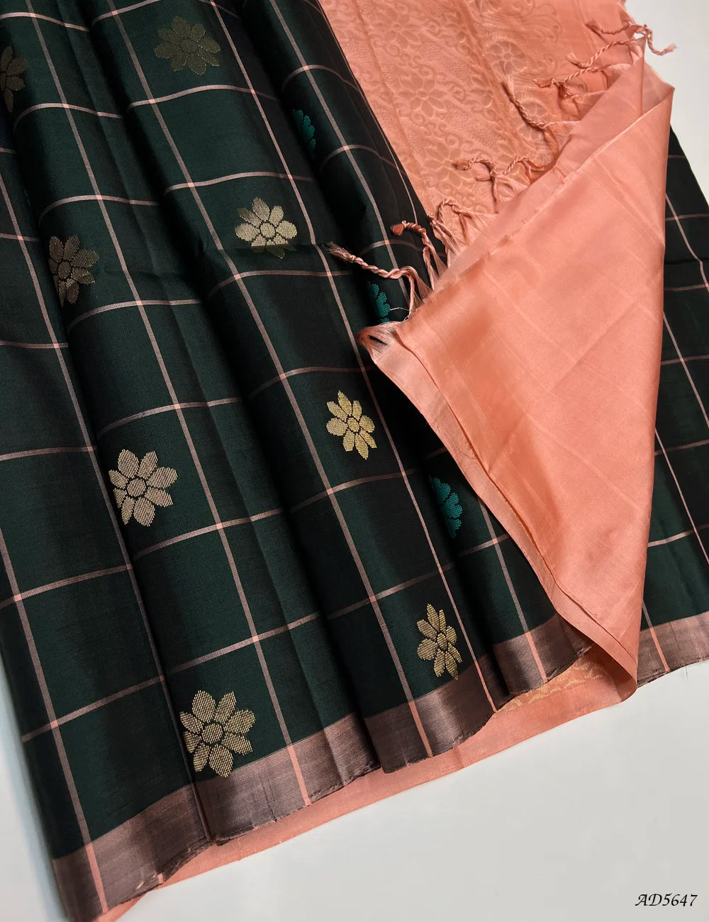 Dark Green & Peach - Checkerd Soft Silk Saree Pallu View