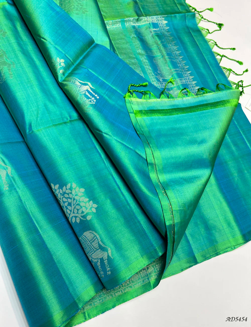 Dual Tone Green - Fancy Border Soft Silk Saree Pallu View