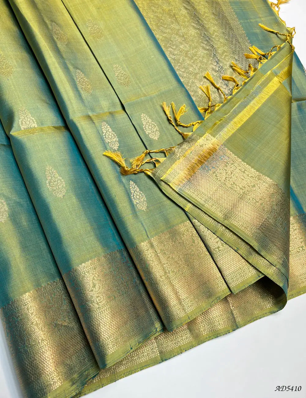 Dual Tone Green - Kanchi Border Soft Silk Saree Pallu View
