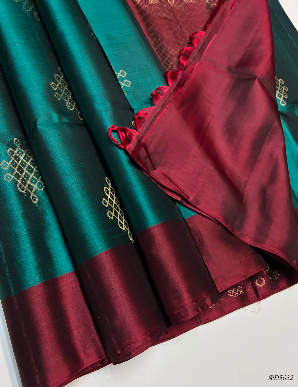 Emareled Green & Maroon - Kolam Soft Silk Saree Pallu View