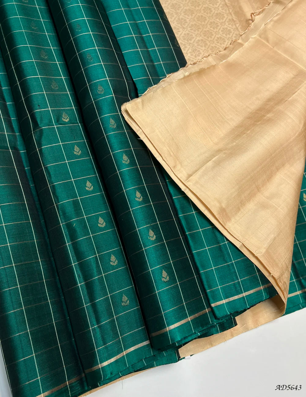 Green &Beige - Checkerd Soft Silk Saree Pallu View